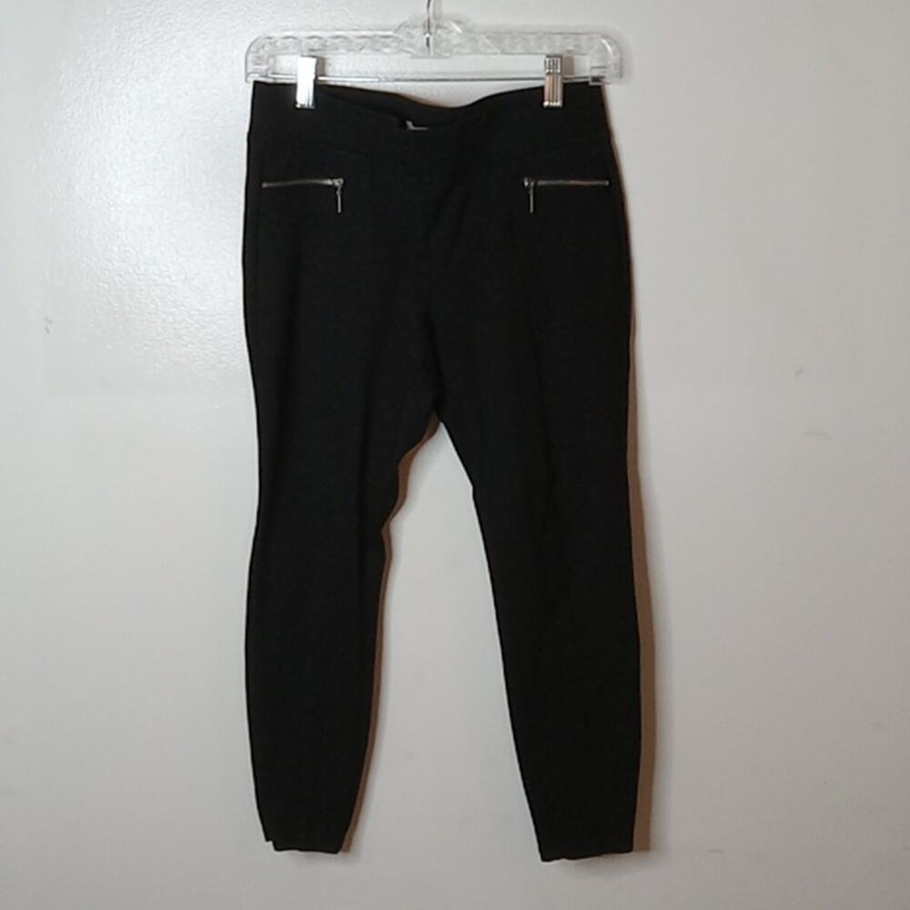 Matty M Women's Midrise pull on black capris. Size Medium. Activewear, Atleisure